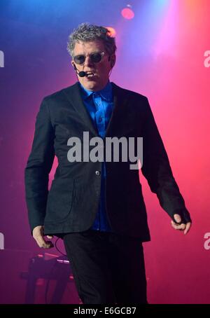 New York, NY, STATI UNITI D'AMERICA. 21 Ago, 2014. Tom Bailey di Thompson Twins sul palco per retrò Futura Tour Kick Off concerto, Best Buy Theatre di New York, NY Agosto 21, 2014. Credito: Derek Storm/Everett raccolta/Alamy Live News Foto Stock