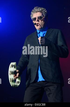 New York, NY, STATI UNITI D'AMERICA. 21 Ago, 2014. Tom Bailey di Thompson Twins sul palco per retrò Futura Tour Kick Off concerto, Best Buy Theatre di New York, NY Agosto 21, 2014. Credito: Derek Storm/Everett raccolta/Alamy Live News Foto Stock