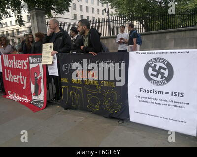 Londra, Regno Unito. Il 22 agosto, 2014. Manifestanti chiamando ISIS neo nazisti si raccolgono al di fuori di Downing street Credit: Rachel Megawhat/Alamy Live News Foto Stock