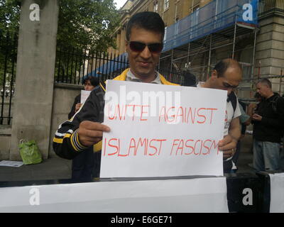 Londra, Regno Unito. Il 22 agosto, 2014. Manifestanti chiamando ISIS neo nazisti si raccolgono al di fuori di Downing street Credit: Rachel Megawhat/Alamy Live News Foto Stock