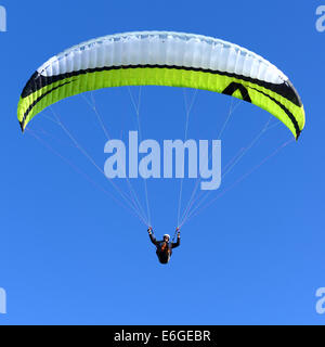 Parapendio in Guernsey, Isole del Canale, GB Foto Stock