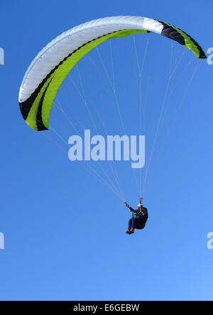 Parapendio in Guernsey, Isole del Canale, GB Foto Stock