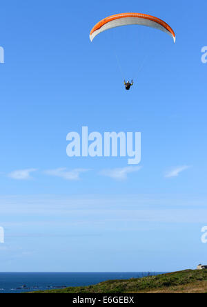 Parapendio in Guernsey, Isole del Canale, GB Foto Stock