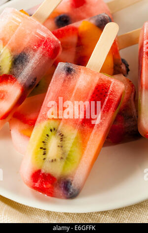 Una sana frutta intera Popsicles con frutti di bosco Kiwi e pesche Foto Stock