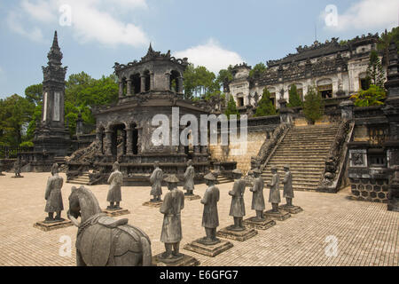 Khai Dinh Salutation Corte dei guerrieri di terracotta di Hue Vietnam Foto Stock