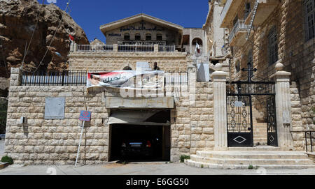 Damasco, Siria. 21 Ago, 2014. Un soldato di pattuglie in una chiesa nella storica cittadina cristiana di Maaloula, a nord di Damasco Capitale della Siria, e il agosto 21, 2014. Maaloula è una delle più antiche culle del cristianesimo in Siria dove intensi scontri hanno avuto luogo tra l'esercito siriano e i gruppi ribelli. Il 14 aprile 2014, il governo siriano truppe riprendeva il controllo di Maaloula che fu espugnata dai ribelli lo scorso anno. Fin circa 150 famiglie di Maaloula sono tornati a casa. © Zhang Naijie/Xinhua/Alamy Live News Foto Stock