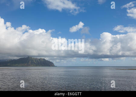 Vista panoramica di Kaneohe Bay sull'isola di Oahu, Hawaii. Kualoa Koolau e la gamma della montagna di distanza. Foto Stock