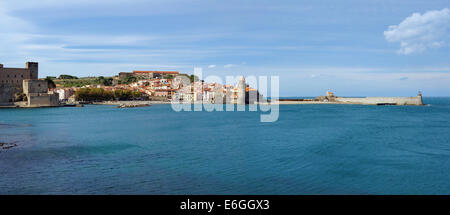 Panorama costiera nel vecchio villaggio di Collioure, Roussillon, Cote Vermeille, mare Mediterraneo, Pirenei orientali, Francia Foto Stock