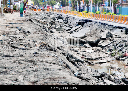 La rottura della strada dopo il terremoto, uragano Foto Stock
