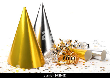 Parte cappelli,streamer di carta ed i coriandoli su sfondo bianco Foto Stock