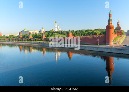 Fiume Moskva e il Cremlino di Mosca al mattino Foto Stock
