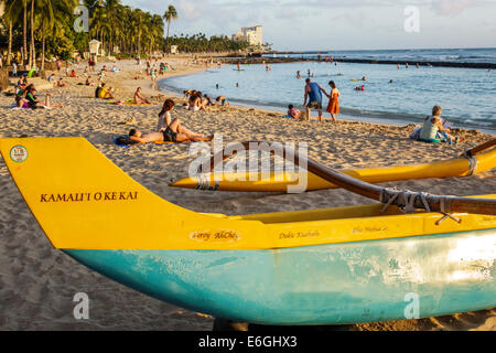 Hawaii,Hawaiian,Honolulu,Waikiki Beach,Kuhio Beach Park,Oceano Pacifico,Otrigger canoa,USA,Stati Uniti,Stati Uniti,America Polinesia,HI140325113 Foto Stock