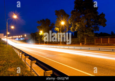 Bella ripresa auto in movimento durante la notte Foto Stock