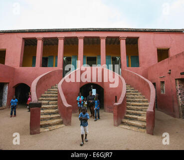 Dakar, Senegal. Il 22 agosto, 2014. I turisti di visitare la casa di slave sulla isola di Goree, tre chilometri a est di Dakar, capitale del Senegal, 22 Agosto, 2014. Isola di Goree, rinomata per il suo commercio atlantico dello schiavo della storia, è una delle destinazioni più popolari per i turisti in Senegal. © Li Jing/Xinhua/Alamy Live News Foto Stock