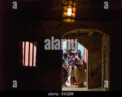 Dakar, Senegal. Il 22 agosto, 2014. I turisti di visitare la casa di slave sulla isola di Goree, tre chilometri a est di Dakar, capitale del Senegal, 22 Agosto, 2014. Isola di Goree, rinomata per il suo commercio atlantico dello schiavo della storia, è una delle destinazioni più popolari per i turisti in Senegal. © Li Jing/Xinhua/Alamy Live News Foto Stock