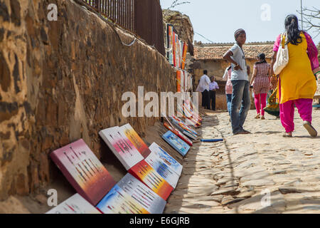 Dakar, Senegal. Il 22 agosto, 2014. Un hawker vende dipinti su una strada dell'isola di Goree, tre chilometri a est di Dakar, capitale del Senegal, 22 Agosto, 2014. Isola di Goree, rinomata per il suo commercio atlantico dello schiavo della storia, è una delle destinazioni più popolari per i turisti in Senegal. © Li Jing/Xinhua/Alamy Live News Foto Stock