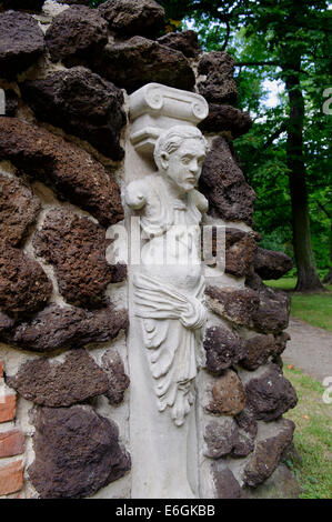 Rovine artificiali in giardino paesaggistico Arkadia nei pressi di Lowicz, Polonia, Europa Foto Stock