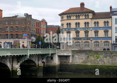 Essex Quay, camere di luce solare e Grattan ponte sopra il fiume Liffy Dublino Irlanda Foto Stock