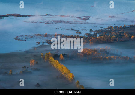 Foto areale di foggy Cerknica lake in alba. Foto Stock