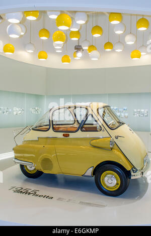 BMW Isetta auto presso il BMW Welt (BMW World) di Monaco di Baviera, Germania Foto Stock