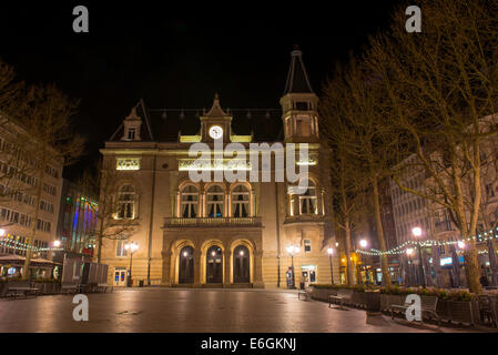 Il Cercle-Cité (Cercle municipal) sulla Place d'Armes nel centro della città di Lussemburgo di notte Foto Stock