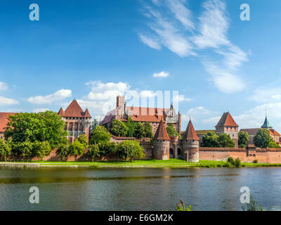 Il pittoresco panorama del castello di Malbork nella regione della Pomerania, Polonia Foto Stock