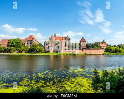 Il pittoresco panorama del castello di Malbork nella regione della Pomerania, Polonia Foto Stock