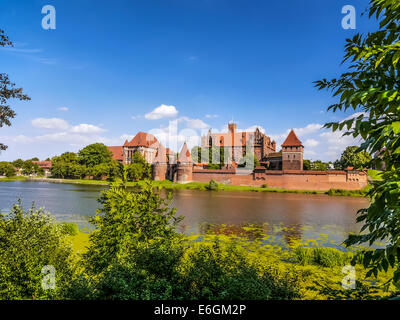 Il pittoresco panorama del castello di Malbork nella regione della Pomerania, Polonia Foto Stock