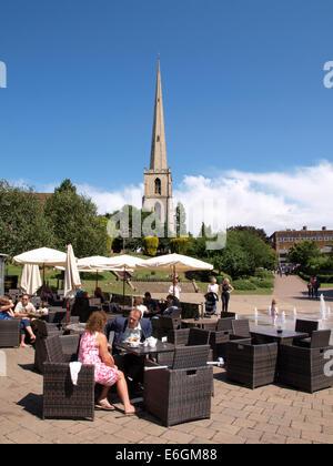 Posti a sedere esterni presso il molo ristorante il Glover di ago (o St Andrews guglia), Worcester, Regno Unito Foto Stock