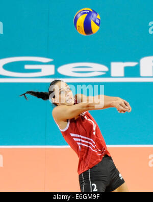 Tokyo, Giappone. 23 Ago, 2014. Gozde Sonsirma della Turchia il sistema VIES per la palla durante il round finale match della FIVB femminile di pallavolo World Grand Prix 2014 tra la Turchia e la Cina in Tokyo, Giappone, e il agosto 23, 2014. La Cina ha vinto 3-2. Credito: Stringer/Xinhua/Alamy Live News Foto Stock