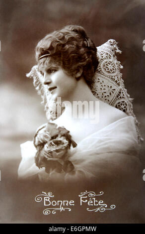 Cartolina d'epoca con una donna in pizzo che celebra un'occasione di festa Foto Stock