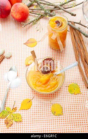 Un vaso di vetro di un fresco marmellata di zucca Foto Stock