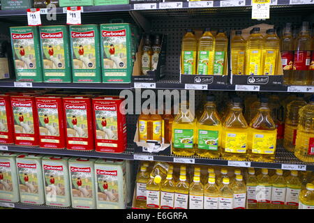 All'interno di un supermercato Woolworths, a Sydney, che vende cucina, olio d'oliva e oli vegetali Foto Stock