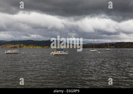 Oscura pioggia nuvole raccogliere oltre il lago Windermere nel Lake District inglese. Foto Stock