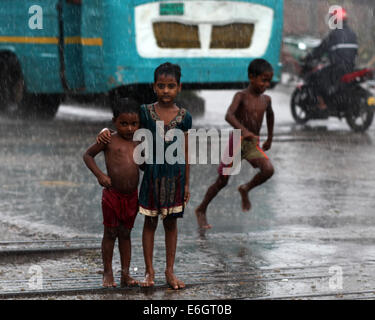 Dacca in Bangladesh. 23 Ago, 2014. Baraccopoli bambini godendo la pioggia a Dhaka.Dacca è la seconda più vulnerabili alla città di gravi inondazioni tra nove città costiere globalmente e rimarrà tale fino al 2100 a meno che le misure volte a contrastare la minaccia sono presi, uno studio internazionale suggerisce di credito: Zakir Hossain Chowdhury/ZUMA filo/Alamy Live News Foto Stock