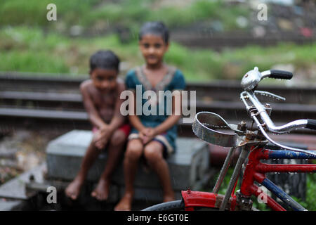 Dacca in Bangladesh. 23 Ago, 2014. Baraccopoli bambini godendo la pioggia a Dhaka.Dacca è la seconda più vulnerabili alla città di gravi inondazioni tra nove città costiere globalmente e rimarrà tale fino al 2100 a meno che le misure volte a contrastare la minaccia sono presi, uno studio internazionale suggerisce di credito: Zakir Hossain Chowdhury/ZUMA filo/Alamy Live News Foto Stock