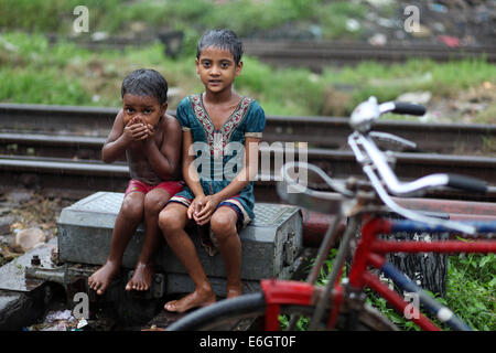 Dacca in Bangladesh. 23 Ago, 2014. Baraccopoli bambini godendo la pioggia a Dhaka.Dacca è la seconda più vulnerabili alla città di gravi inondazioni tra nove città costiere globalmente e rimarrà tale fino al 2100 a meno che le misure volte a contrastare la minaccia sono presi, uno studio internazionale suggerisce di credito: Zakir Hossain Chowdhury/ZUMA filo/Alamy Live News Foto Stock