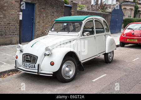 Parcheggiato Citroen 2CV6 Special Foto Stock