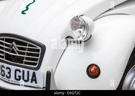 Parcheggiato Citroen 2CV6 Special - dettaglio Foto Stock