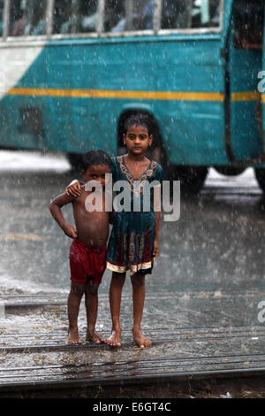 Dacca in Bangladesh. 23 Ago, 2014. Baraccopoli bambini godendo la pioggia a Dhaka.Dacca è la seconda più vulnerabili alla città di gravi inondazioni tra nove città costiere globalmente e rimarrà tale fino al 2100 a meno che le misure volte a contrastare la minaccia sono presi, uno studio internazionale suggerisce di credito: Zakir Hossain Chowdhury/ZUMA filo/Alamy Live News Foto Stock