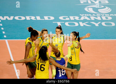 Tokyo, Giappone. 23 Ago, 2014. I giocatori brasiliani celebrare dopo rigature durante il round finale match contro la Russia della FIVB femminile di pallavolo World Grand Prix 2014 in Tokyo, Giappone, e il agosto 23, 2014. Il Brasile ha vinto 3-0. Credito: Stringer/Xinhua/Alamy Live News Foto Stock