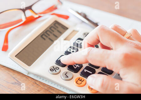 Imprenditrice lavorando in coffee shop con la calcolatrice, stock photo Foto Stock