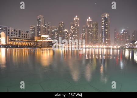 Skyline di Dubai di notte Foto Stock