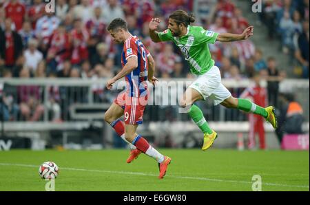 22.08.2014. Monaco di Baviera, Germania. Gioco di apertura della stagione 2014-15, Bayern Monaco rispetto a Wolfsburg. Robert Lewandowski (Bayern Munich) contestata da Ricardo Rodriguez (VfL Wolfsburg) Foto Stock