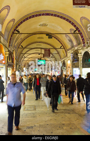 ISTANBUL - 14 aprile: People shopping al Grand Bazaar a 14 Aprile 2012 ad Istanbul in Turchia. Il Grand Bazaar è una delle l Foto Stock