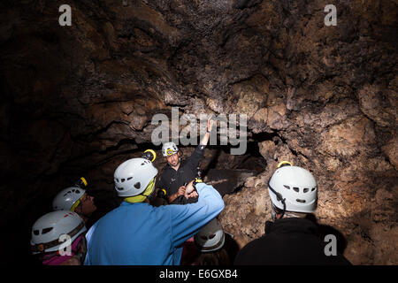 Guida sottolineando la struttura di roccia ospite gruppo touring la Cueva del Viento, grotta del vento, in Icod de los Vinos, Tenerife, Isole Canarie, Spagna. Foto Stock