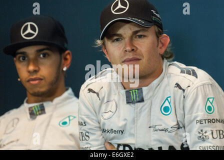 Spa, Belgio. 23 Agosto, 2014. Nico Rosberg (GER) driver di Formula 1 per la Mercedes AMG team di F1, si qualifica in pole davanti al compagno di squadra Lewis Hamilton (GBR) a sinistra per il Belgio Grand Prix di Formula 1 di Francorchamps, BEL. Credito: Kevin Bennett/Alamy Live News Foto Stock