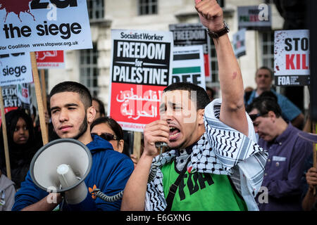 Londra, Regno Unito. 23 Agosto, 2014. Pro-Palestinian protester conduce il canto durante la dimostrazione al di fuori di Downing street contro la vendita di armi a Israele. Credito: Gordon Scammell/Alamy Live News Foto Stock