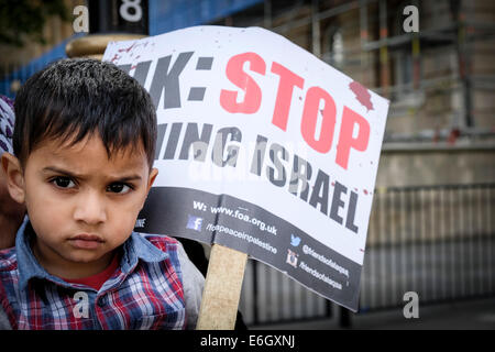 Londra, Regno Unito. 23 Agosto, 2014. Il figlio di un pro-palestinese protester dimostra al di fuori di Downing street contro la vendita di armi a Israele. Credito: Gordon Scammell/Alamy Live News Foto Stock