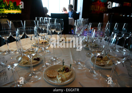 Degustazione di vini in norvegese Perla crociera sul passaggio interno da Seattle in Alaska. La Perla appartiene al norvegese Cruis Foto Stock